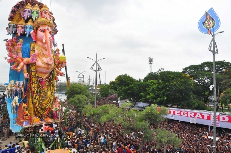 Khairatabad Ganesh Nimajjanam 2019 - 23 / 42 photos