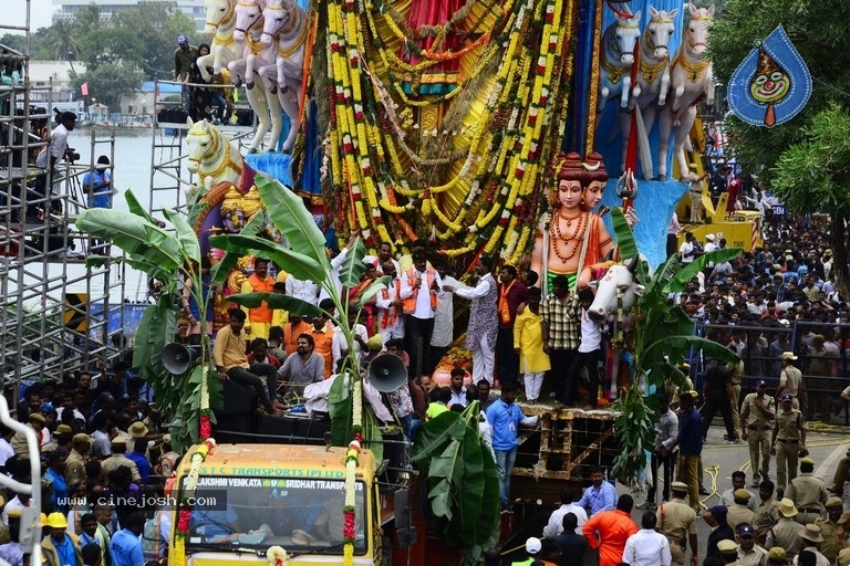 Khairatabad Ganesh Nimajjanam 2019 - 36 / 42 photos