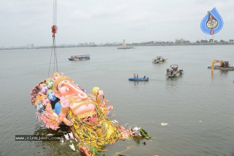 Khairatabad Ganesh Nimajjanam 2019 - 40 / 42 photos