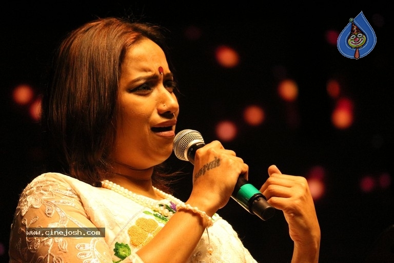 KJ Yesudas Live Concert Photos - 1 / 8 photos