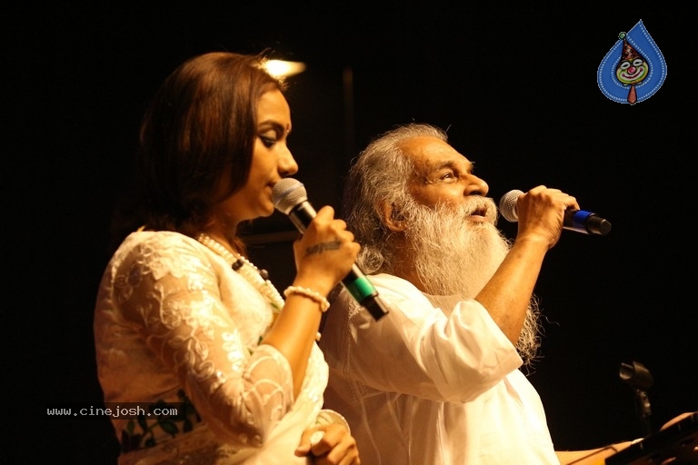 KJ Yesudas Live Concert Photos - 2 / 8 photos