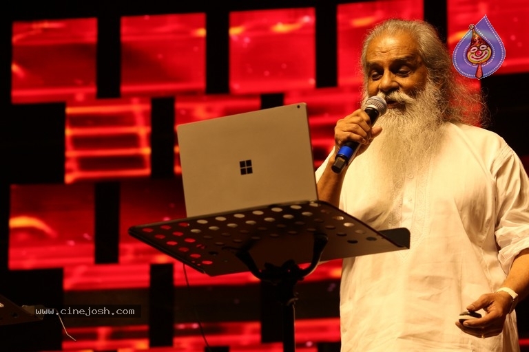 KJ Yesudas Live Concert Photos - 4 / 8 photos