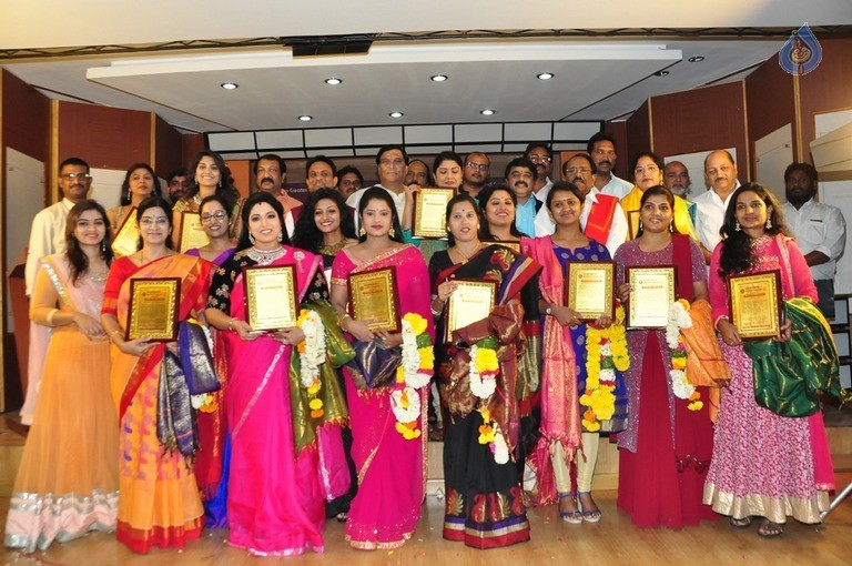 Kohinoor Mahila Shiromani Awards Presentation - 17 / 31 photos