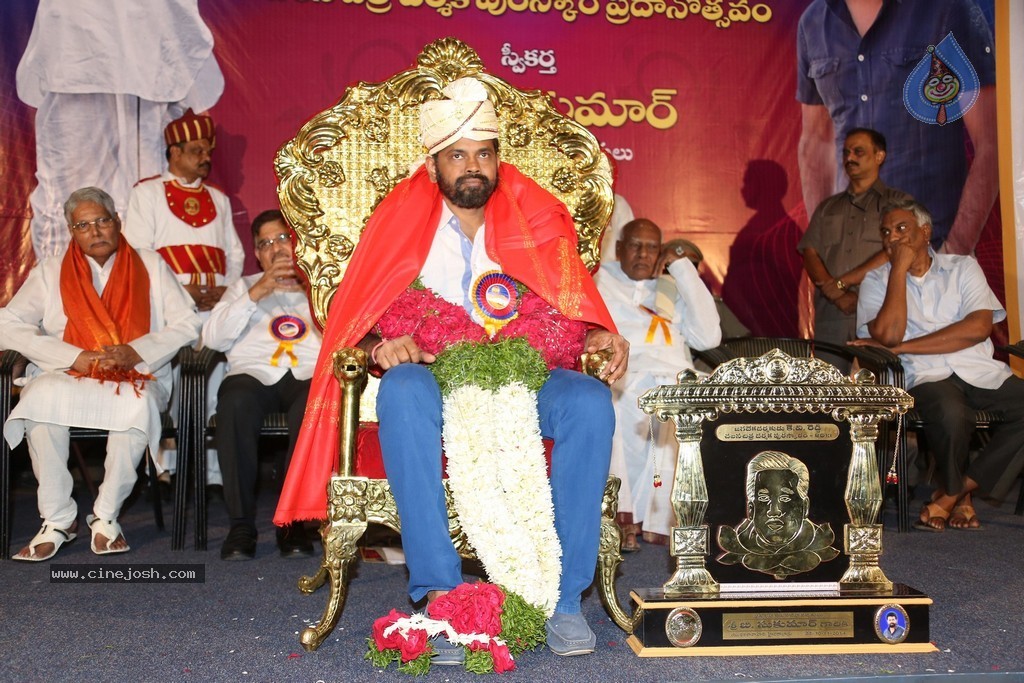 KV Reddy Award Presentation to Sukumar - 94 / 194 photos