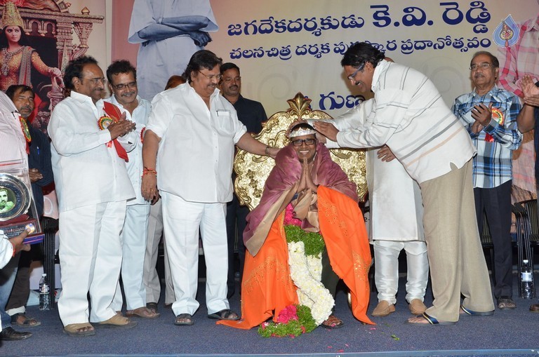 KV Reddy award to Gunasekhar - 8 / 52 photos