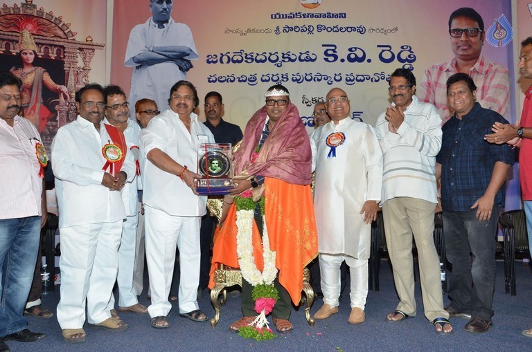 KV Reddy award to Gunasekhar - 15 / 52 photos