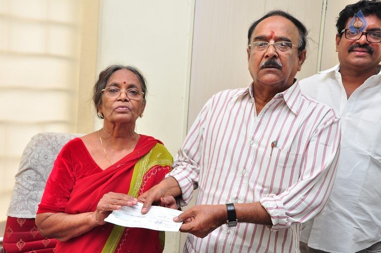 MAA Donate Cheque to Pavala Syamala - 4 / 29 photos