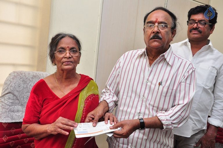 MAA Donate Cheque to Pavala Syamala - 9 / 29 photos