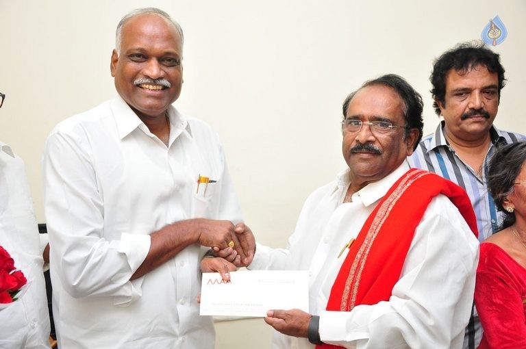 MAA Donate Cheque to Pavala Syamala - 11 / 29 photos