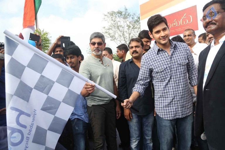 Mahesh Babu flags off Chak De India Ride - 32 / 42 photos