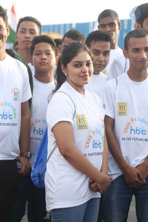 Mahesh Babu flags off Chak De India Ride - 34 / 42 photos