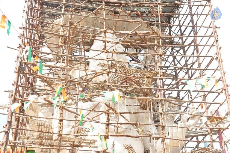 Making of Khairatabad Ganesh 2015 Photos - 24 / 59 photos