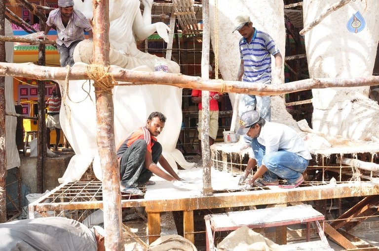 Making of Khairatabad Ganesh 2015 Photos - 27 / 59 photos