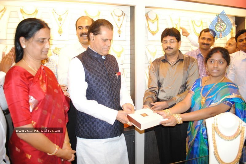 Malabar Gold Shop Opening Photos - 8 / 59 photos