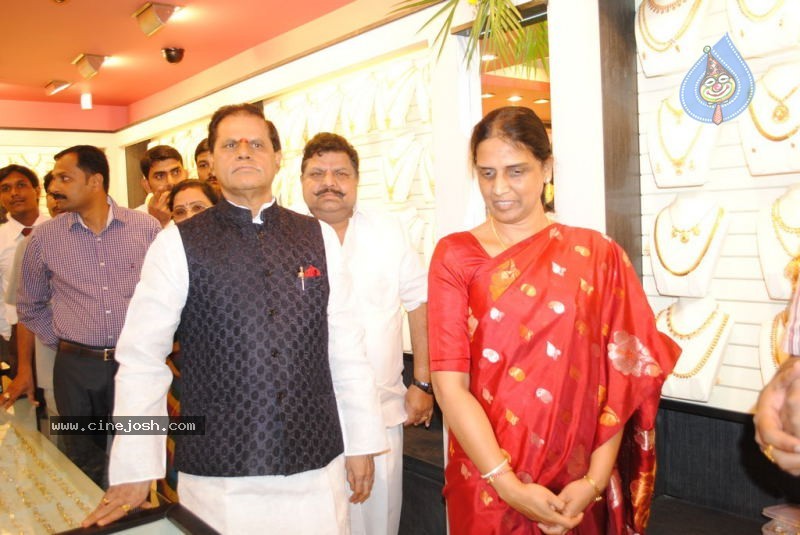 Malabar Gold Shop Opening Photos - 10 / 59 photos