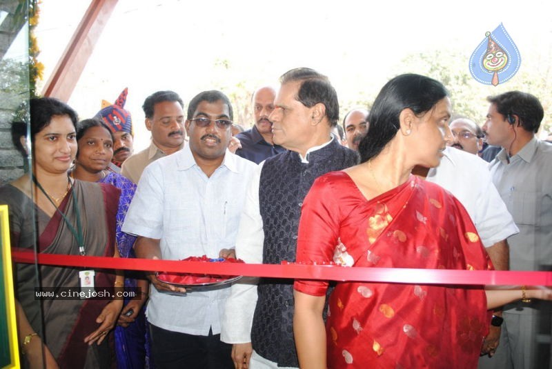 Malabar Gold Shop Opening Photos - 26 / 59 photos