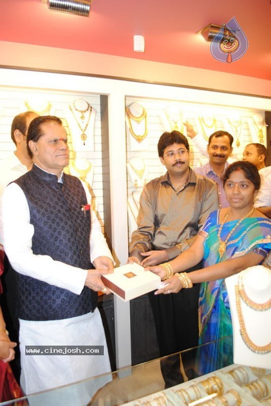 Malabar Gold Shop Opening Photos - 38 / 59 photos