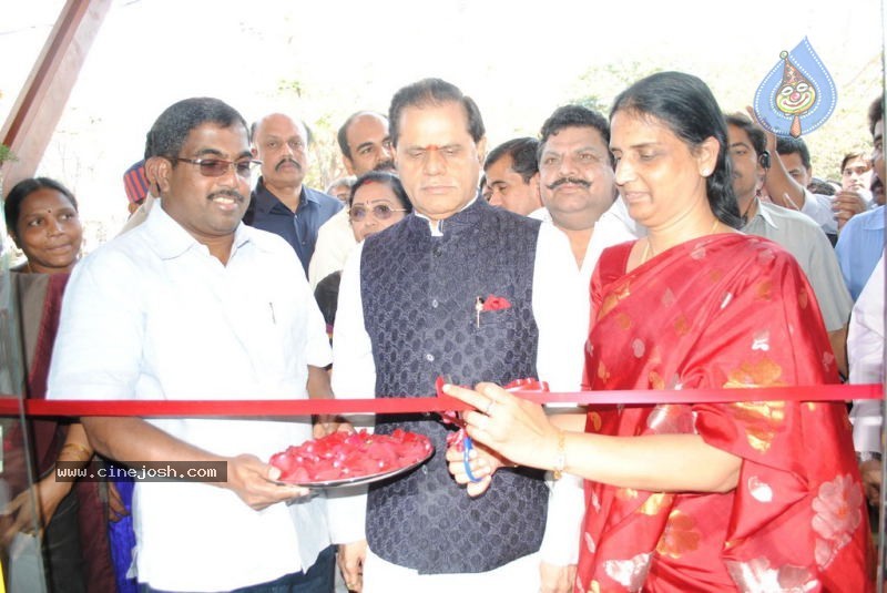 Malabar Gold Shop Opening Photos - 41 / 59 photos