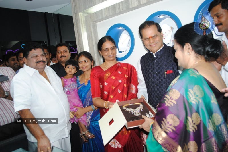 Malabar Gold Shop Opening Photos - 45 / 59 photos