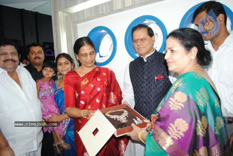 Malabar Gold Shop Opening Photos - 53 / 59 photos