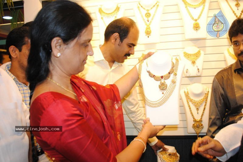 Malabar Gold Shop Opening Photos - 54 / 59 photos