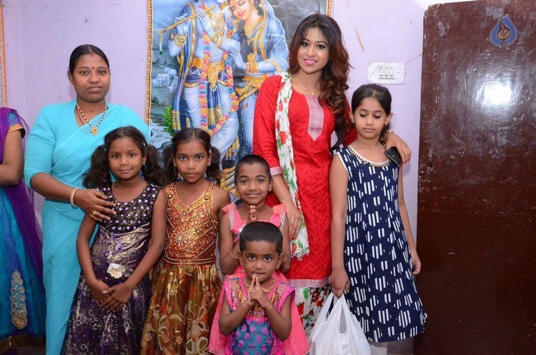 Manali Rathod Rakhi Celebrations at Mathru Devo Bhava Charitable Trust - 8 / 16 photos