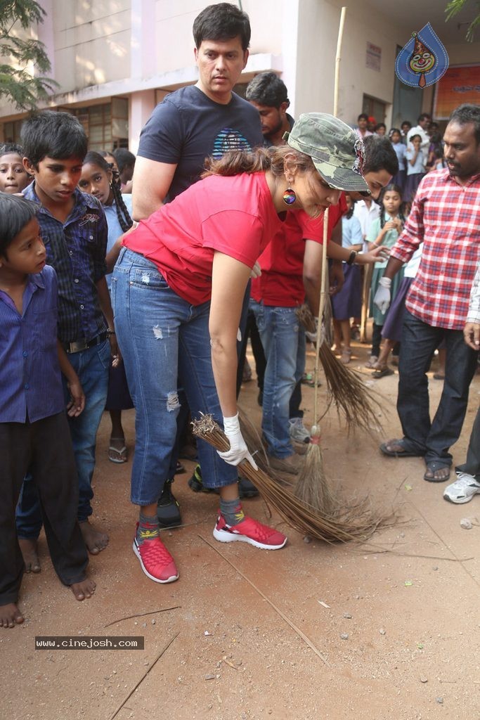 Manchu Lakshmi Participates in Swachh Bharat - 23 / 91 photos