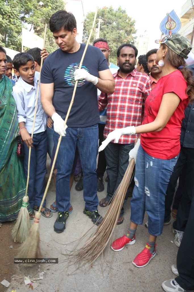 Manchu Lakshmi Participates in Swachh Bharat - 35 / 91 photos