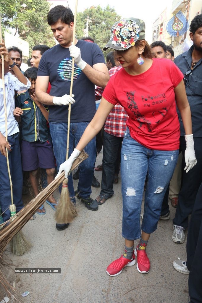 Manchu Lakshmi Participates in Swachh Bharat - 48 / 91 photos