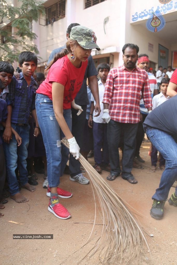 Manchu Lakshmi Participates in Swachh Bharat - 59 / 91 photos