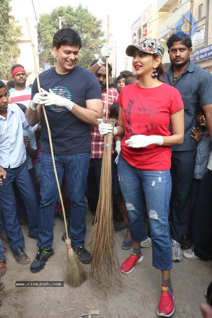 Manchu Lakshmi Participates in Swachh Bharat - 90 / 91 photos