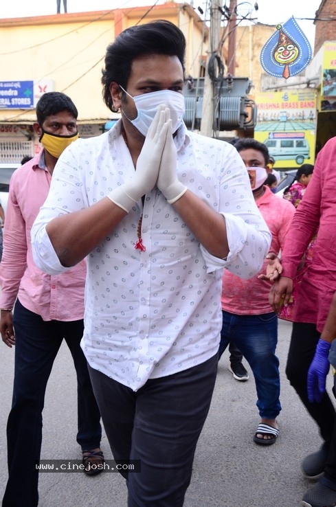 Manchu Manoj Arranged Buses  - 3 / 12 photos