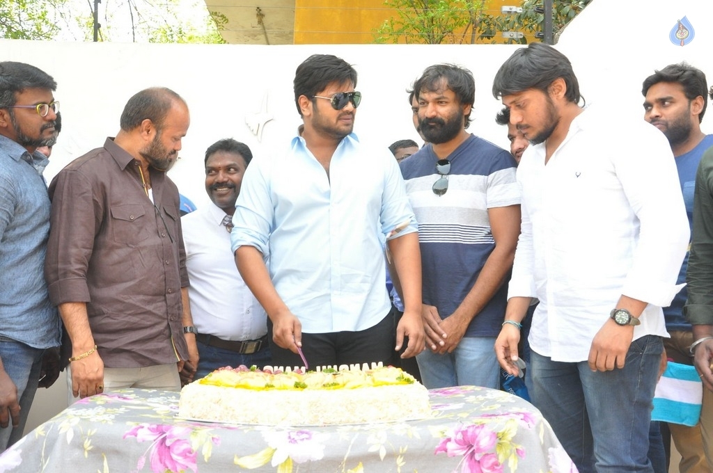 Manchu Manoj Birthday 2017 Celebrations  - 16 / 33 photos