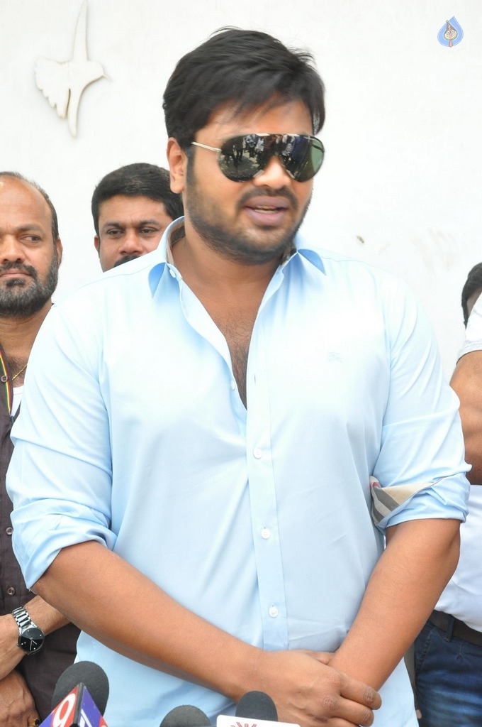 Manchu Manoj Birthday 2017 Celebrations  - 17 / 33 photos