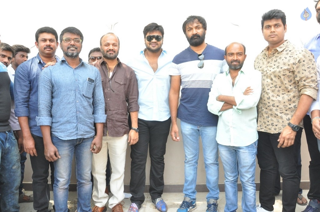 Manchu Manoj Birthday 2017 Celebrations  - 20 / 33 photos