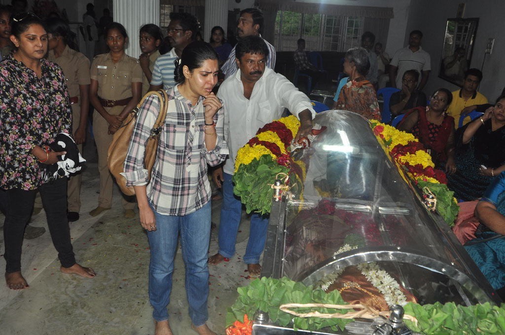 Manjula Vijayakumar Condolences - 111 / 134 photos