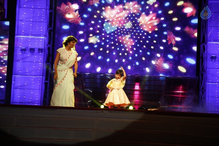 Mohan Babu Birthday Celebrations at Vidyanikethan - 31 / 94 photos