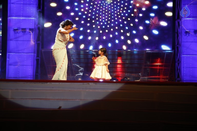 Mohan Babu Birthday Celebrations at Vidyanikethan - 41 / 94 photos