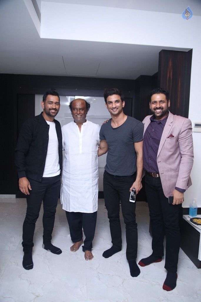 MS Dhoni meets Superstar Rajinikanth Photo 1 of 5