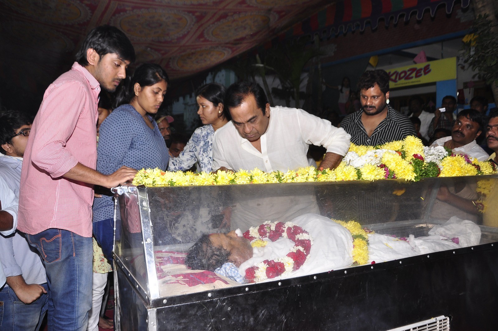 MS Narayana Condolences Photos 03 - 32 / 88 photos