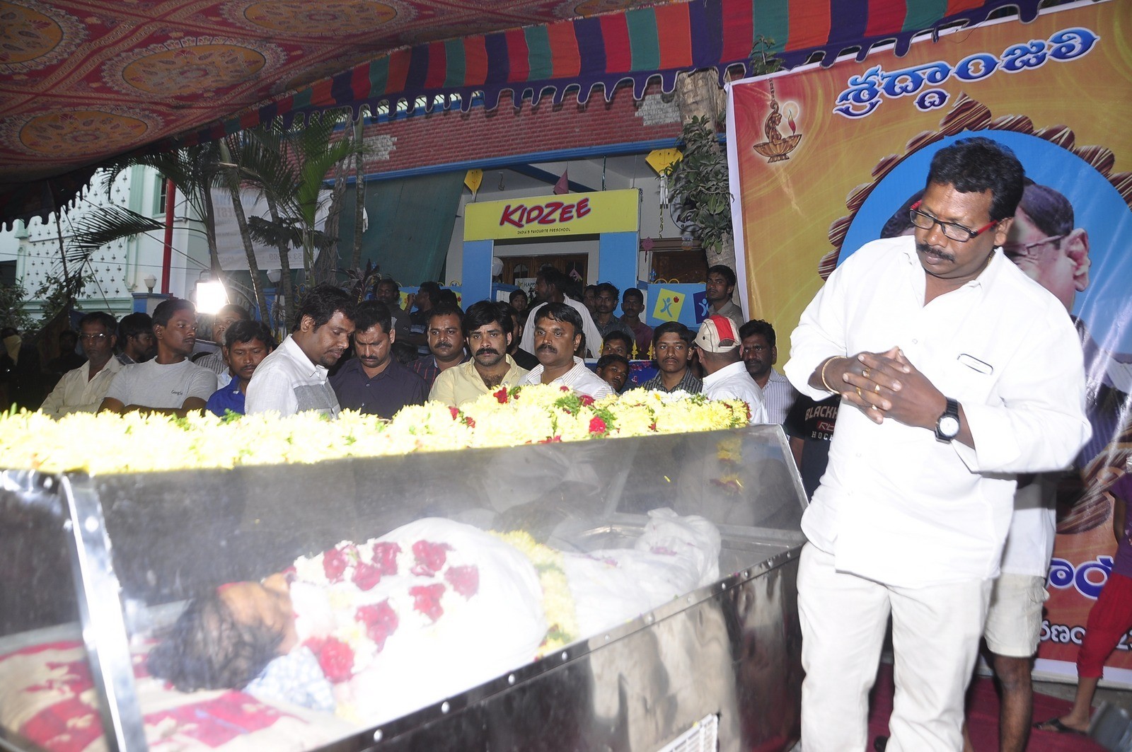 MS Narayana Condolences Photos 03 - 71 / 88 photos