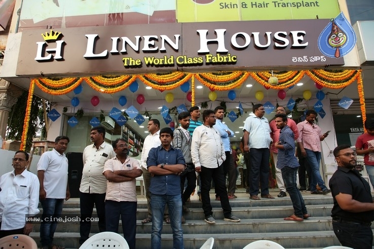 Nabha Natesh Inaugurated Linen House - 9 / 21 photos