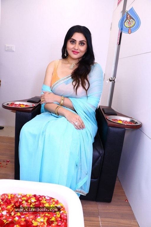 Namitha Launches Green Trends Salon - 4 / 17 photos