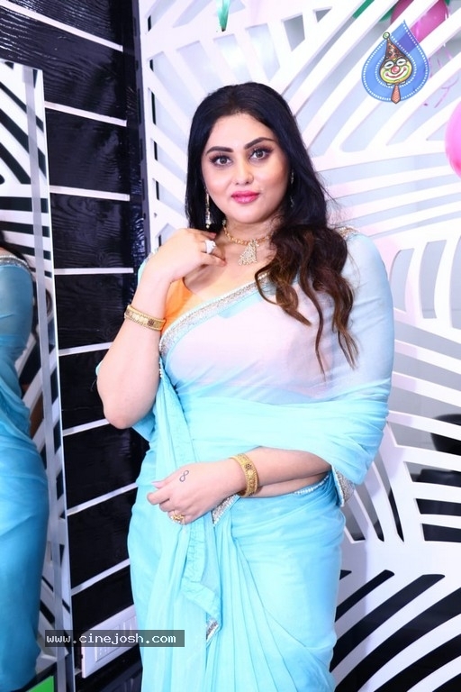 Namitha Launches Green Trends Salon - 9 / 17 photos