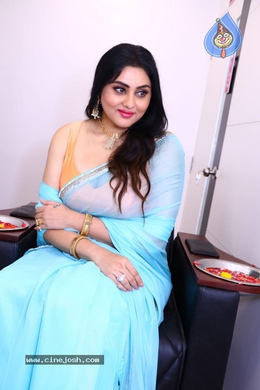 Namitha Launches Green Trends Salon - 12 / 17 photos