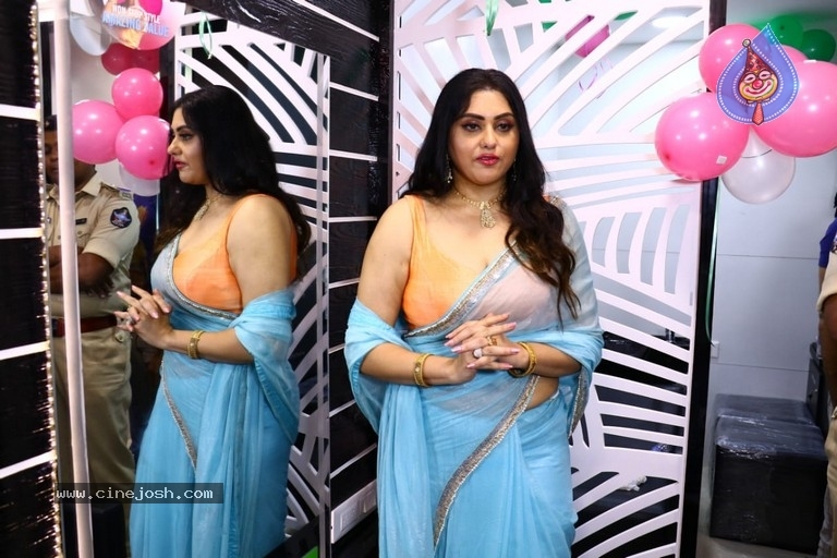 Namitha Launches Green Trends Salon - 13 / 17 photos