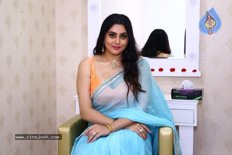 Namitha Launches Green Trends Salon - 15 / 17 photos