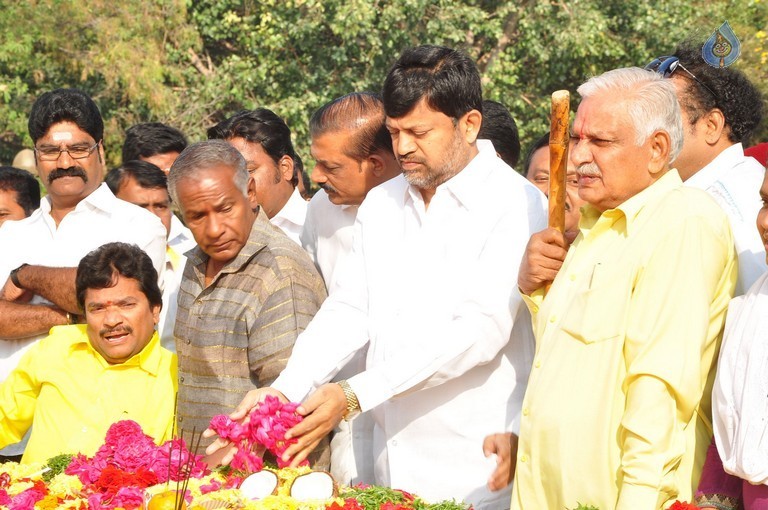 Nandamuri Family at NTR Ghat - 102 / 148 photos