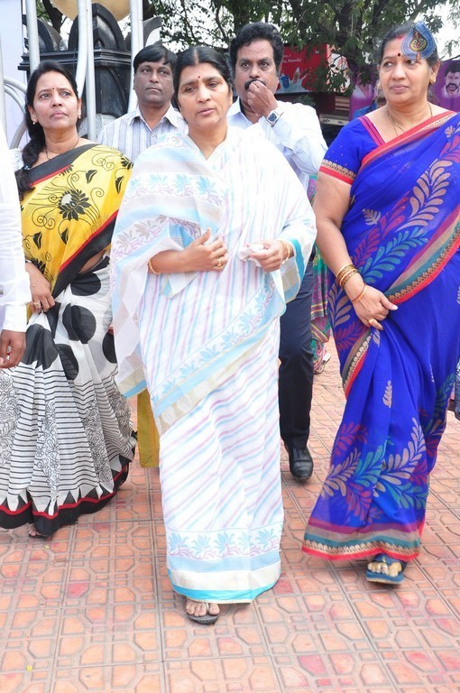 Nandamuri Family at NTR Ghat - 127 / 148 photos