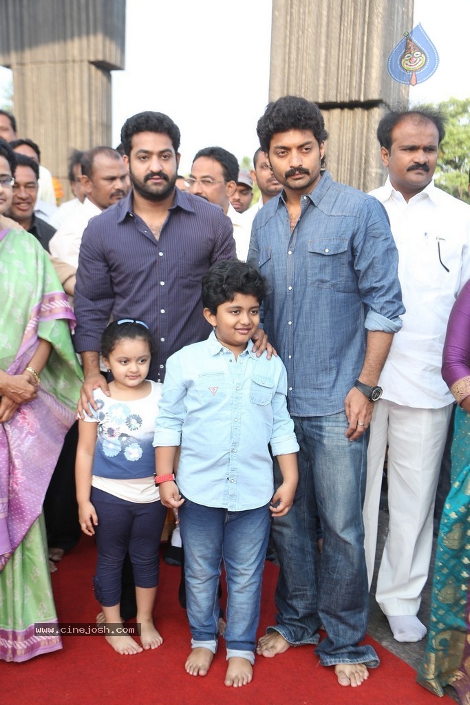 Nandamuri Family at NTR Ghat - 22 / 131 photos